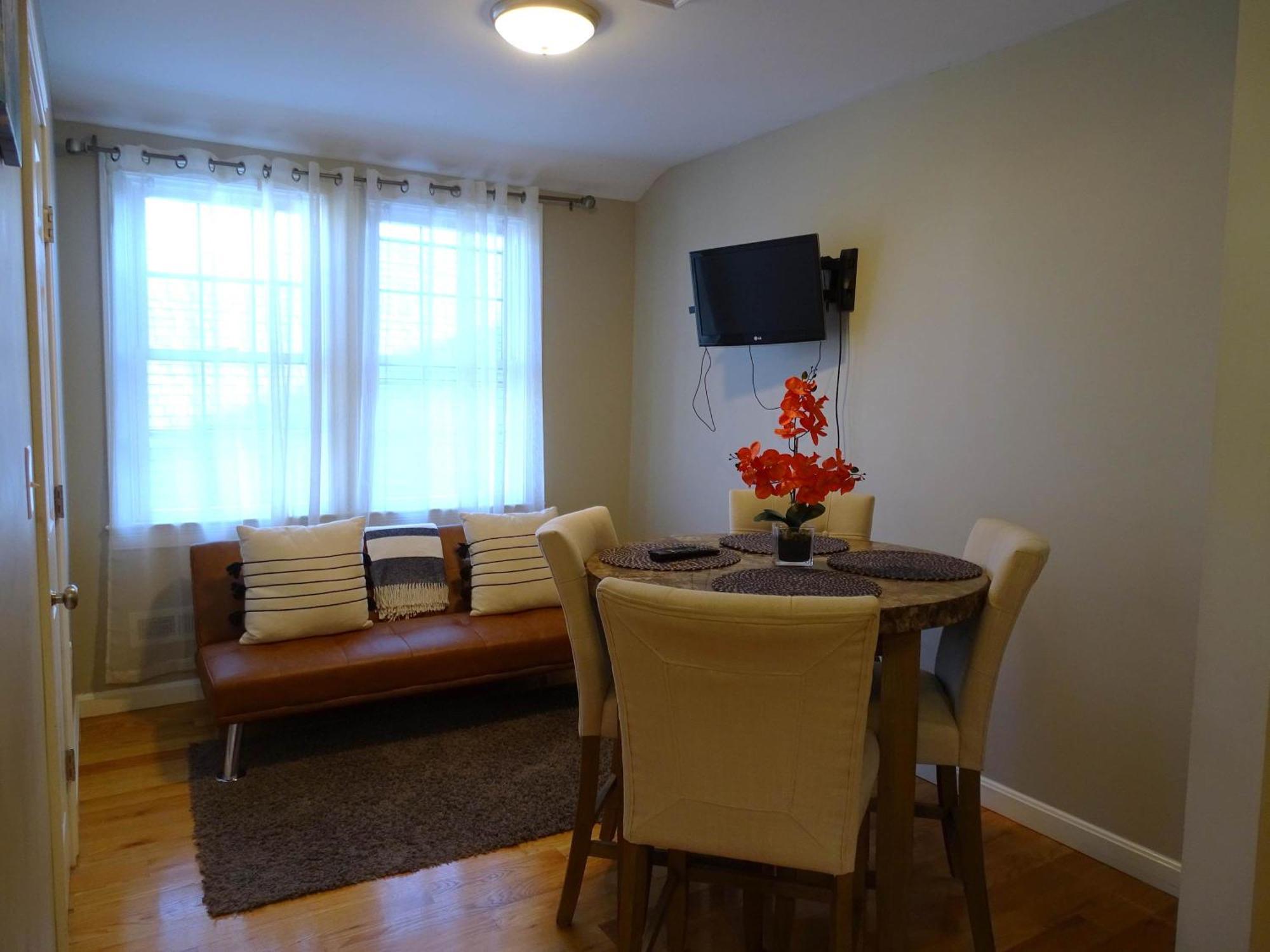 Convenient 2 Bed In A Short Walk To Encore Apartment Everett